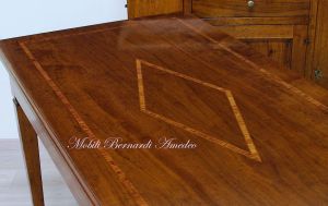 Scrivania classica da studio o ufficio in legno massiccio di noce con intarsio
